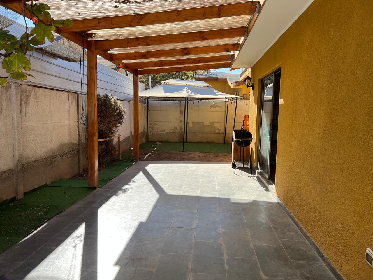 CONDOMINIO LAS ACACIAS - AMPLIA CASA.-